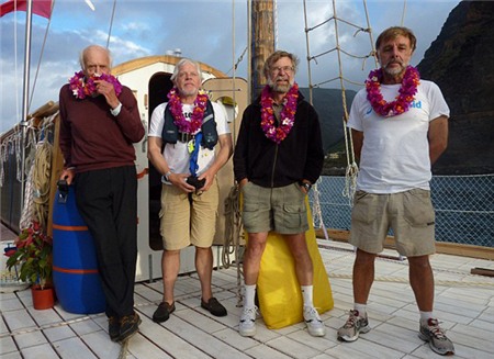 Cụ ông 84 tuổi cùng bạn vượt Đại Tây Dương bằng bè tự chế