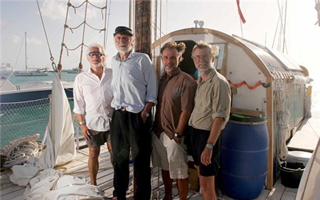 Cụ ông 84 tuổi cùng bạn vượt Đại Tây Dương bằng bè tự chế