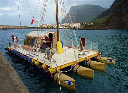 Cụ ông 84 tuổi cùng bạn vượt Đại Tây Dương bằng bè tự chế