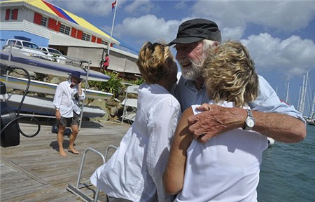 Cụ ông 84 tuổi cùng bạn vượt Đại Tây Dương bằng bè tự chế