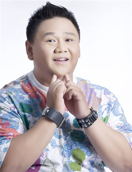 Minh Béo bị tố khai man, cướp công đồng nghiệp: Ngày 26/2, một đạo diễn - diễn viên trẻ bất ngờ lên trang Facebook riêng viết tâm thư chỉ trích cách làm việc cũng như hành động khai man, cướp công đồng nghiệp của Minh Béo trong vở kịch Tấm lụa máu. Theo đó, nghệ sĩ hài sinh năm 1977 tự ý khai man việc mình làm đạo diễn của tác phẩm trên để đăng ký giấy phép biểu diễn tại Sở Văn hóa TP HCM.