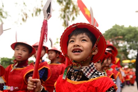 Kiệu 'Chúa' suýt đổ trong lễ rước Vua sống ở Hà Nội