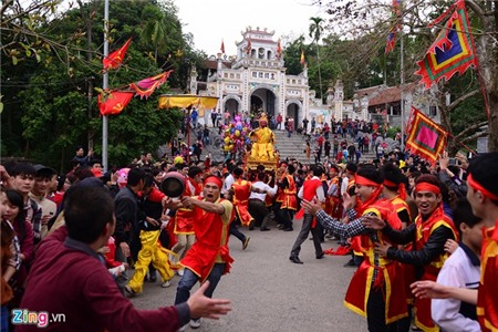 Kiệu 'Chúa' suýt đổ trong lễ rước Vua sống ở Hà Nội