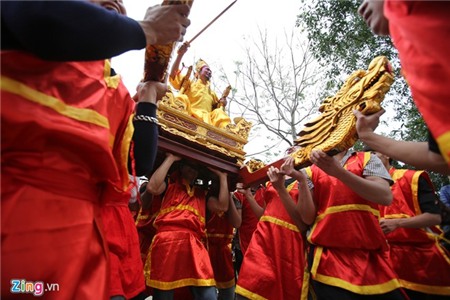 Kiệu 'Chúa' suýt đổ trong lễ rước Vua sống ở Hà Nội