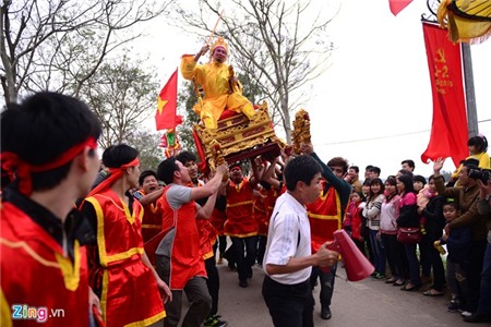 Kiệu 'Chúa' suýt đổ trong lễ rước Vua sống ở Hà Nội