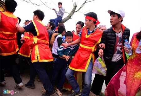 Kiệu 'Chúa' suýt đổ trong lễ rước Vua sống ở Hà Nội