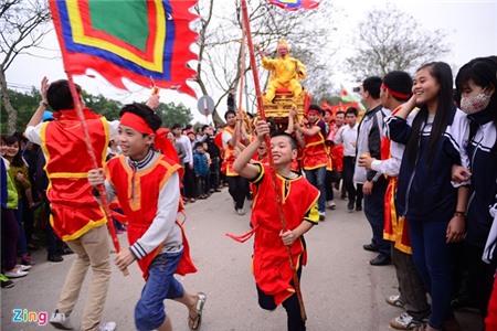 Kiệu 'Chúa' suýt đổ trong lễ rước Vua sống ở Hà Nội