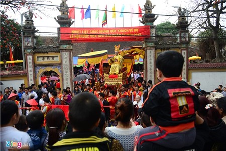 Kiệu 'Chúa' suýt đổ trong lễ rước Vua sống ở Hà Nội