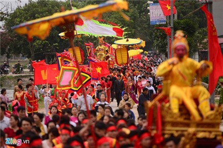 Kiệu 'Chúa' suýt đổ trong lễ rước Vua sống ở Hà Nội