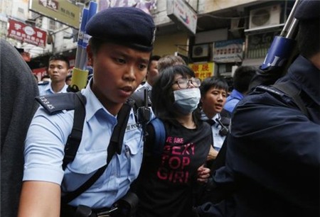 Một người biểu tình bị cảnh sát đưa đi. Ảnh: Reuters