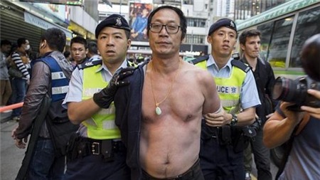 Trong số 33 người bị bắt có 31 người đàn ông. Ảnh: EPA