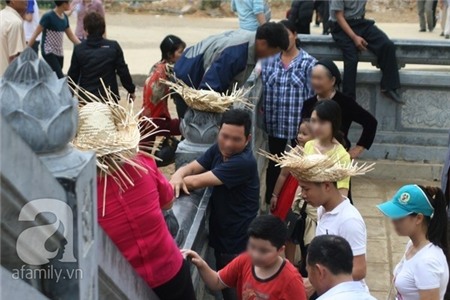 Ái ngại với những du khách thản nhiên trèo tường, nằm ngủ ở chùa Bái Đính 12