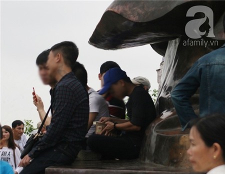 Ái ngại với những du khách thản nhiên trèo tường, nằm ngủ ở chùa Bái Đính 2