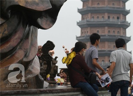 Ái ngại với những du khách thản nhiên trèo tường, nằm ngủ ở chùa Bái Đính 3