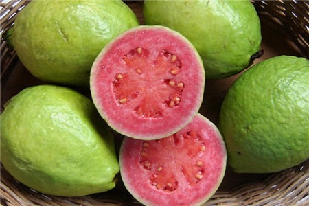 8 công dụng làm đẹp da bất ngờ từ quả ổi