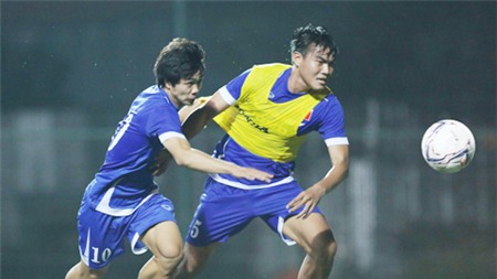 Công Phượng (trái) sẽ không gặp khó khăn nếu HLV Miura yêu cầu anh đá ở vị trí tiền đạo lùi