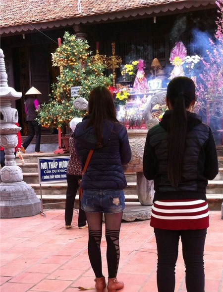 Mặc quần sooc thủng lỗ chỗ đi đền Trạng Trình (ảnh: Trung Dũng)