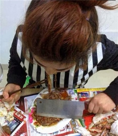 Hình ảnh khó đỡ của cô nàng cá tính