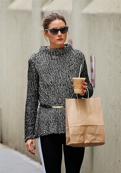 Bạn có thể đeo thắt lưng bên ngoài chiếc áo len rộng để tạo điểm nhấn cho vòng eo.