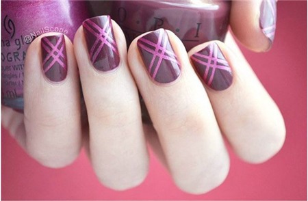 Để khô, gỡ bỏ lớp băng keo bạn sẽ có được một kiểu nail kẻ sọc mới cũng ngộ nghĩnh và cuốn hút không kém.