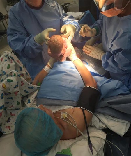 Thêm một bà mẹ bạo gan tự kéo con ra khỏi bụng - 2
