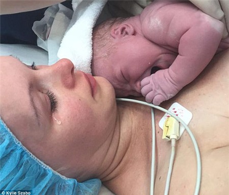 Thêm một bà mẹ bạo gan tự kéo con ra khỏi bụng - 5