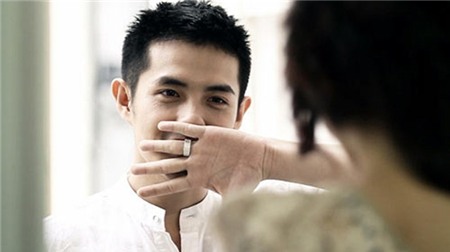 Vào dịp Valentine 2011, Đông Nhi và Ông Cao Thắng cho ra mắt sản phẩm chung với tên gọi Tình yêu đôi lứa. Tuy nhiên, cả hai cương quyết phủ nhận chuyện tình cảm trước báo chí.