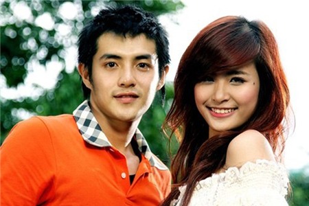 Tháng 9/2011, Đông Nhi chính thức thừa nhận mối quan hệ với Ông Cao Thắng khi cô trả lời phỏng vấn cho một tạp chí. Khi mối quan hệ được công khai, Đông Nhi và Ông Cao Thắng cho ra mắt MV Có những yêu thương nào lấy bối cảnh quay trong phòng ngủ vô cùng tình tứ.