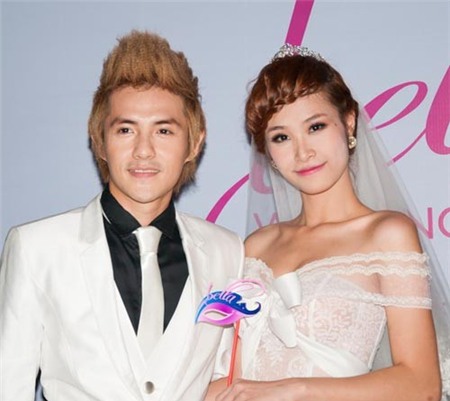 Trong buổi tiệc cưới do Phạm Quỳnh Anh tổ chức, diện trang phục cô dâu, chú rể, nam ca sĩ thể hiện tình yêu của mình với bạn gái lâu năm bằng cách quỳ gối cầu hôn.