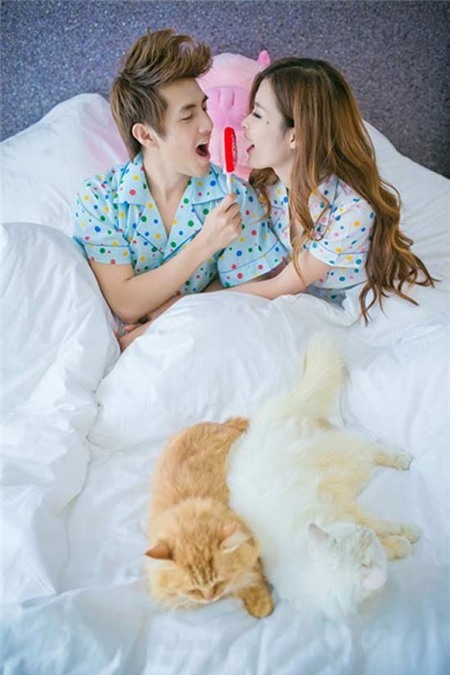 Vào dịp Valentine năm 2013, cặp tình nhân ra mắt MV song ca mang tên Nắm tay anh nhé, nhanh chóng chiếm được cảm tình của nhiều bạn trẻ đang yêu với phần lời ca ý nghĩa và hình ảnh đẹp, lãng mạn.  Chia sẻ về quyết định mời người yêu tham gia dự án âm nhạc chung, Đông Nhi cho biết, điều thuận lợi nhất khi có Ông Cao Thắng cùng quay MV với cô là bởi hai người đều hiểu nhau nên quay khá nhanh và tiết kiệm được phần nào chi phí.