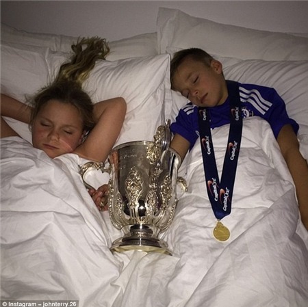 Hai con của Terry ngủ vẫn ôm chặt chiếc Cúp