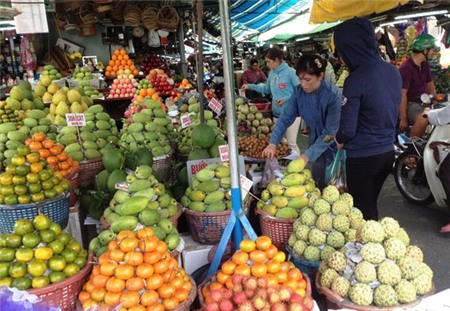 Giá nhiều loại trái cây vẫn ở mức cao do khan hàng