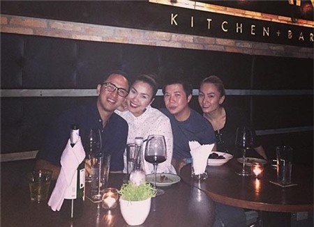 Cô chụp ảnh bán thân khi đi cùng chồng