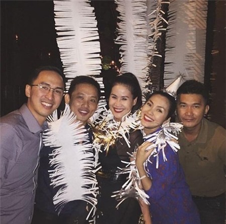 Tăng Thanh Hà vui vẻ với bạn bè nhưng không quên che bụng bầu