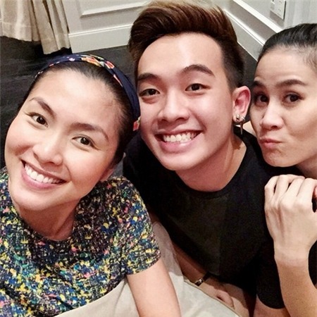 Tăng Thành Hà lấy gối ôm che bụng bầu