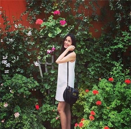 Cô thường mặc váy xuông, đơn giản, thanh lịch