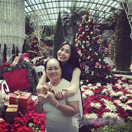 Tăng Thanh Hà thường đứng phía sau để che bụng bầu