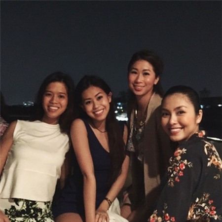 Hoặc quay lưng khi chụp cùng người thân