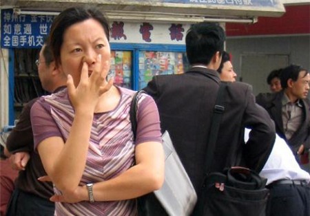Ngoáy mũi nơi công cộng là một điều