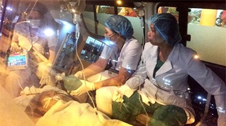 Hình cắt từ clip cho thấy sản phụ Linh nằm trên xe cứu thương trong trạng thái hôn mê sâu. Minh Sơn (Người lao động)