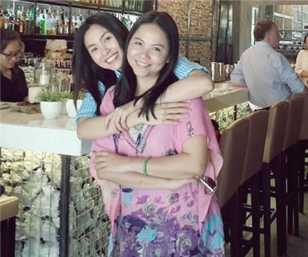 Hình ảnh Tăng Thanh Hà giấu kín bụng bầu khi gặp gỡ bạn bè trước tết Nguyên đán.