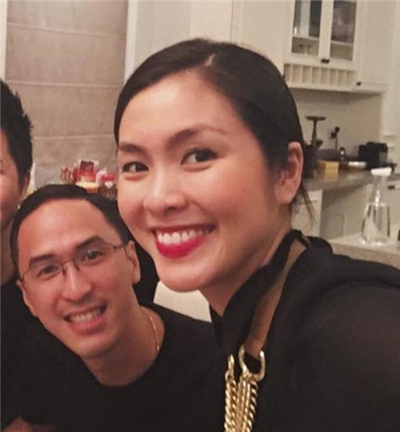 Khoảnh khắc vui vẻ bên chồng và bạn bè thân thiết của Tăng Thanh Hà trong bữa tiệc tân niên.