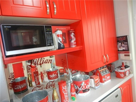 Căn nhà đỏ trắng của bà mẹ phát cuồng với Coca-cola 2