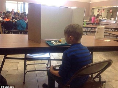 Phẫn nộ ảnh bé lớp 1 bị bắt ăn trưa một mình sau tấm bìa - 1