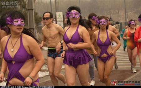 Trung Quốc: Nô nức mặc nội y chạy bộ trên phố - 4