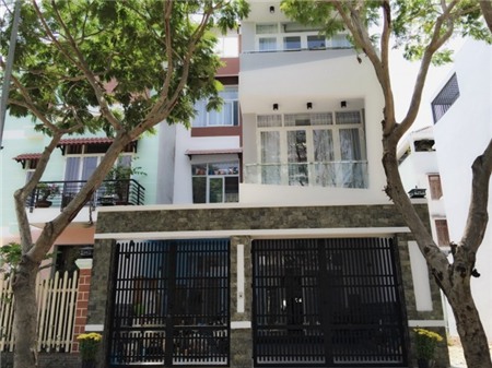 Mặt tiền ngôi nhà 3 tầng của vợ chồng Thanh Thúy – Đức Thịnh.