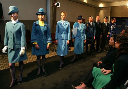 Những đồng phục hàng không bị chê tả tơi trên thế giới - 10