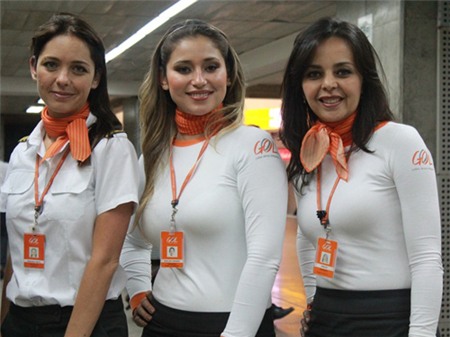 Những đồng phục hàng không bị chê tả tơi trên thế giới - 12