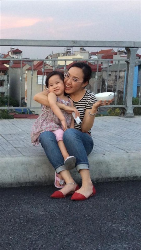 Cách mix trang phục theo phong cách cổ điên với áo phông sọc đen trắng, quần jeans và đôi giầy màu đỏ làm điểm nhấn.