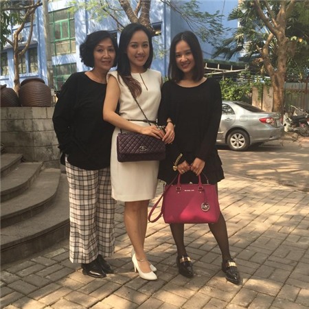 Khi đi dự tiệc, trang phục được Hoài Anh lựa chọn cũng rất nhẹ nhàng, thanh lịch.